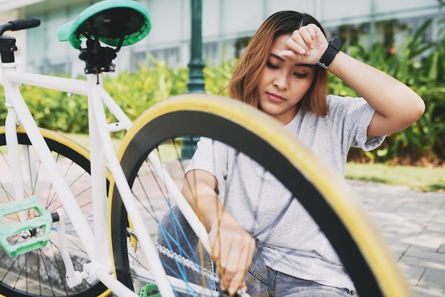 Reparando bicicleta