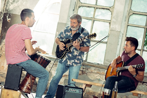 Repetição de banda de rock. guitarrista e baterista atrás da bateria.