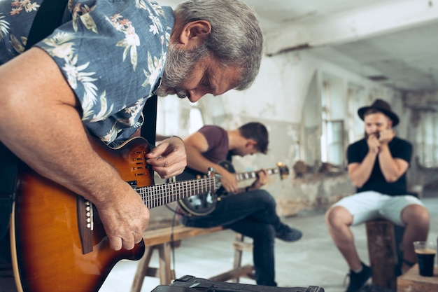 Repetição de banda de rock. guitarrista e baterista atrás da bateria.