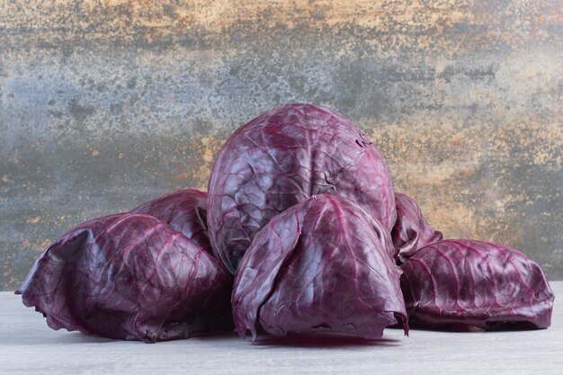 Repolho roxo cru na superfície da pedra. foto de alta qualidade