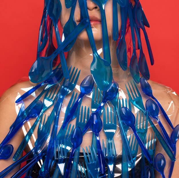 Representação abstrata de resíduos de plástico azul