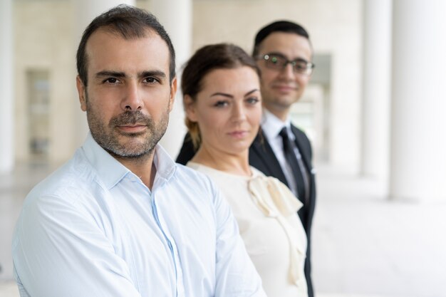 Representantes da empresa sérios e confiantes