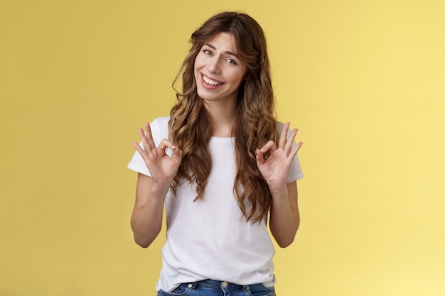 Resfrie tudo bem sob controle. garota mostra ok toca gesto sorrindo aceitando boa escolha aprovando aceno julgador dar opinião pessoal desempenho ótimo, fazer careta, não expressão ruim