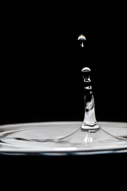 Foto grátis respingos de água e bolhas conceito preto e branco