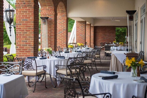 Restaurante ao ar livre com mesas postas para uma festa de casamento em Marietta Georgia, EUA