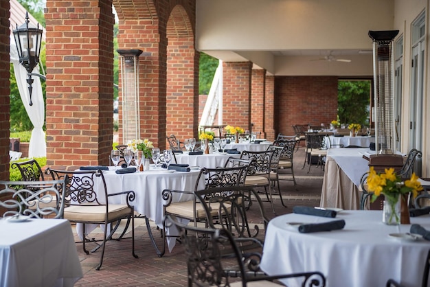 Restaurante ao ar livre com mesas postas para uma festa de casamento em Marietta Georgia, EUA