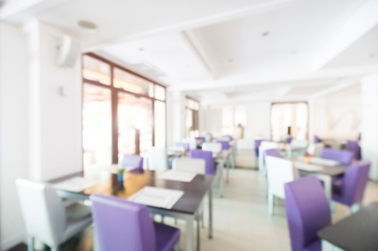 Foto grátis restaurante borrado com cadeiras roxas