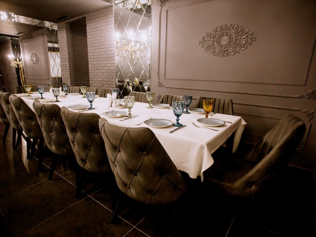 Restaurante chique pintado cinza com mesa de jantar vazia