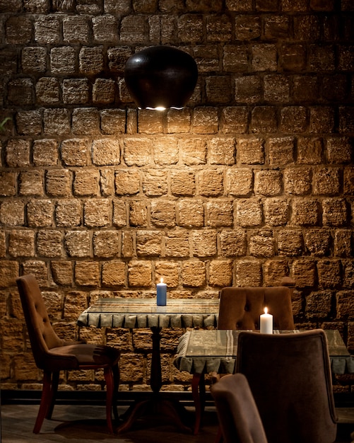 Restaurante com paredes de pedra e iluminação superior