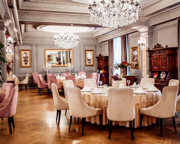 Restaurante de estilo clássico de luxo com mesas e cadeiras