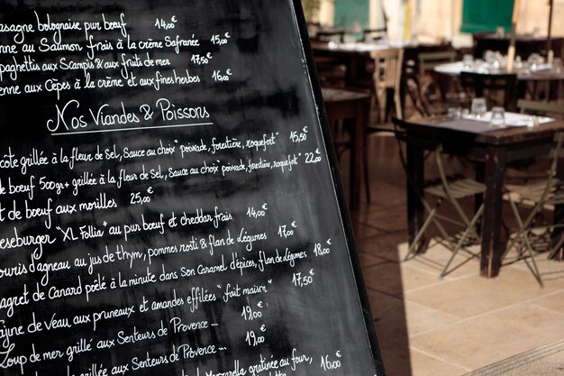 Restaurante em Paris com placa do menu