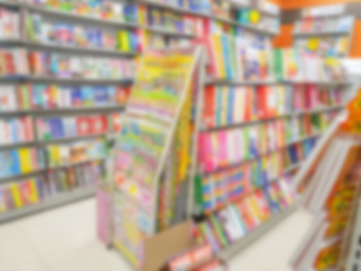 Foto grátis resumo borrão de livros em prateleiras na livraria.