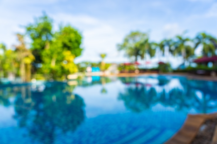 Foto grátis resumo desfocar e desfocar a bela piscina ao ar livre no resort hotel, fundo desfocado foto