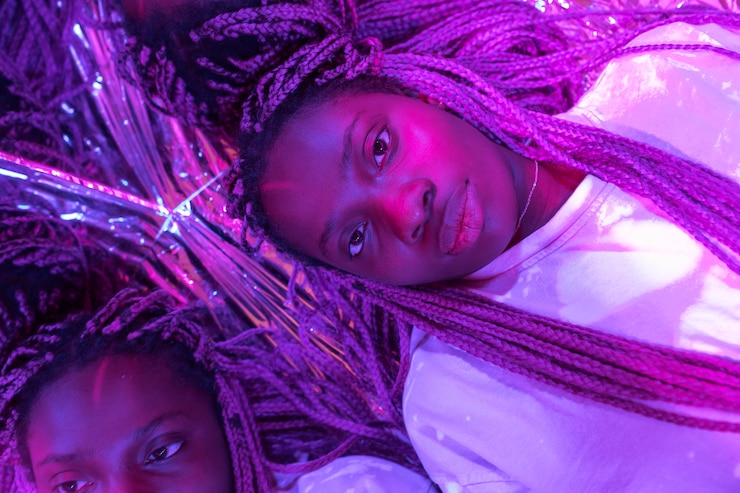 Foto grátis retrato abstrato de uma mulher afro-americana no estilo vaporwave