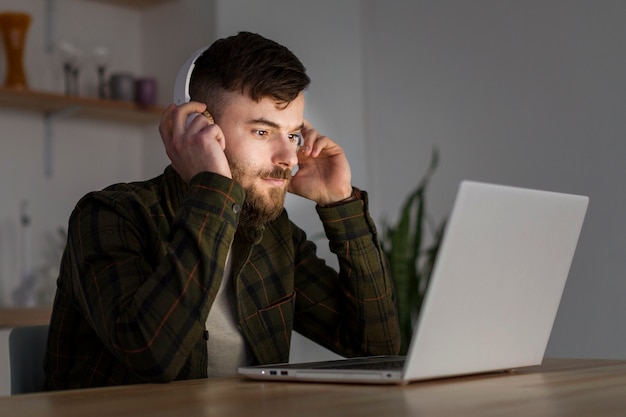 Foto grátis retrato adulto masculino fazendo trabalho remoto