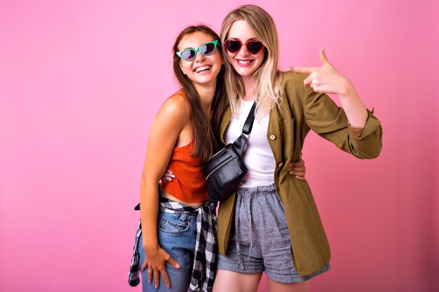 Retrato alegre do estilo de vida ou duas mulheres elegantes posando juntas