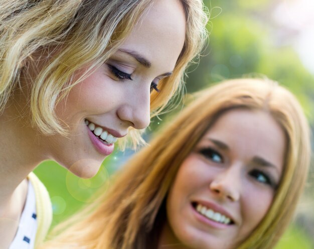 Retrato ao ar livre de duas lindas mulheres jovens posando no parque