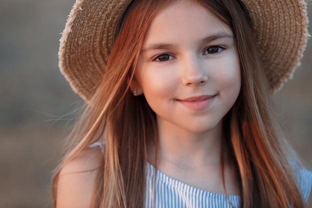 Foto grátis retrato ao ar livre de menina linda criança