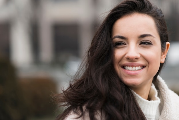 Retrato ao ar livre de mulher sorridente