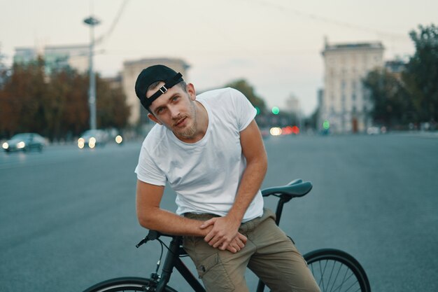 Retrato ao ar livre de um jovem moderno na rua