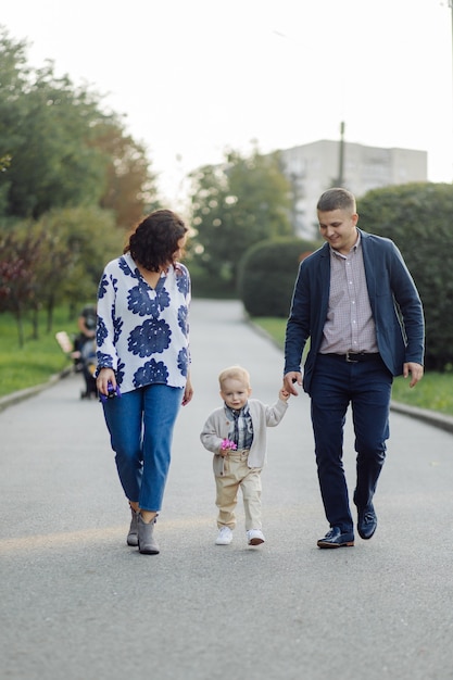 Foto grátis retrato ao ar livre de uma família feliz aproveitando o outono