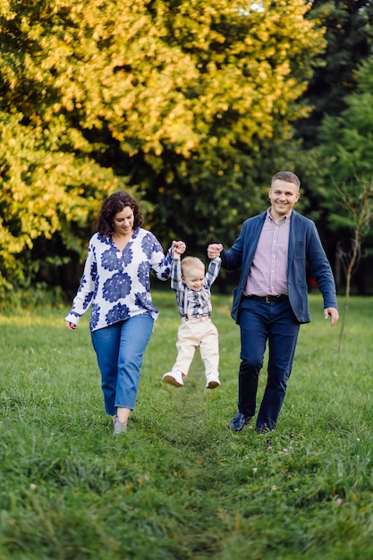 Retrato ao ar livre de uma família feliz aproveitando o outono