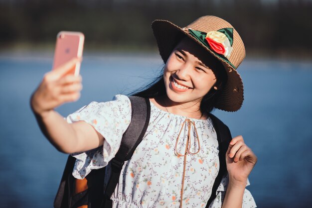 retrato ao ar livre de uma linda mulher com smartphone