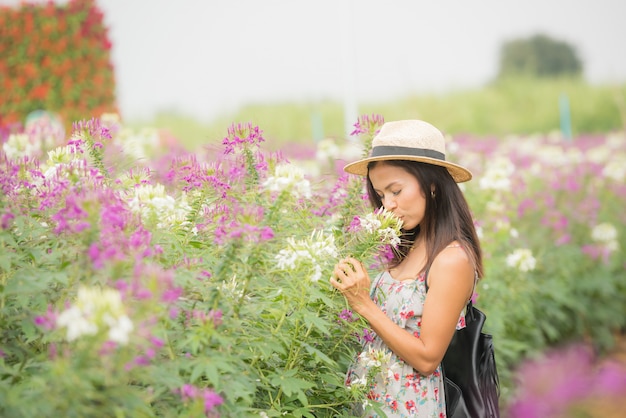 retrato ao ar livre de uma mulher envelhecida média bonita de Ásia. garota atraente em um campo com flores