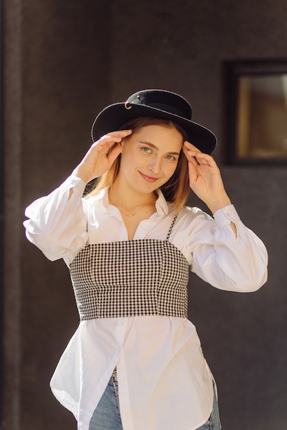 Foto grátis retrato ao ar livre de verão de uma jovem elegante posando em um dia ensolarado na rua