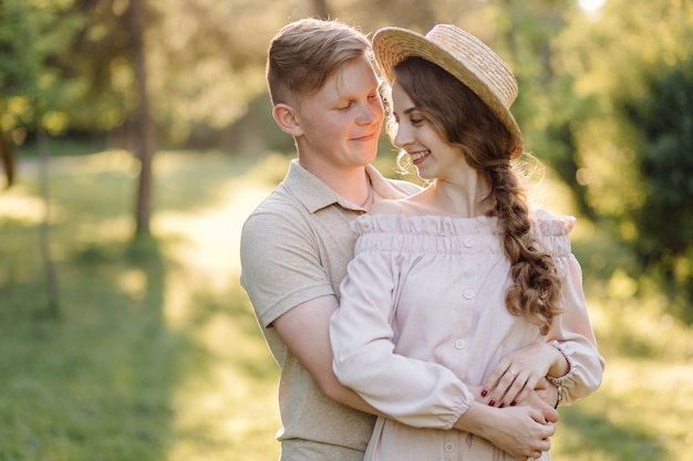 Retrato ao ar livre sensual impressionante do casal jovem moda elegante, posando no verão em campo