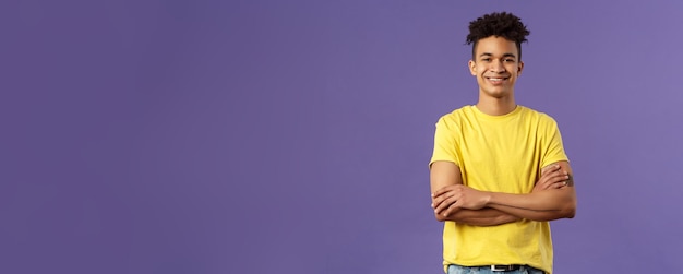 Retrato aproximado de um jovem estudante do sexo masculino, inteligente e profissional, confiante, com dreads, camiseta amarela cr