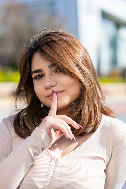 Retrato aproximado de uma jovem linda gesticula em silêncio Foto de alta qualidade