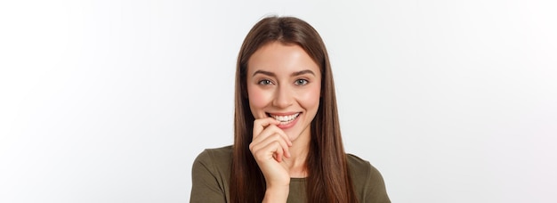 Foto grátis retrato aproximado do retrato casual de uma jovem em visão positiva, grande sorriso, bela modelo posando em