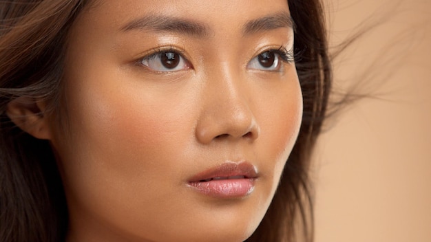 Retrato aproximado dos olhos asiáticos do modelo tailandês japonês coreano asiático