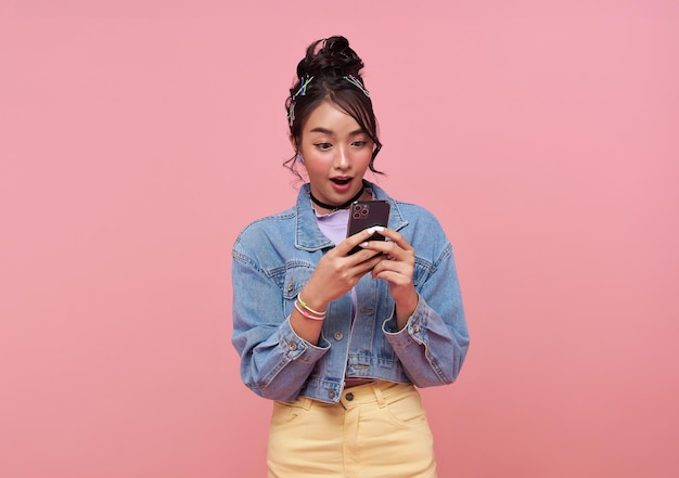 Retrato asiático feliz mulher jovem bonita adolescente sorrindo excitada usando telefone celular inteligente
