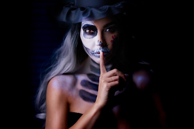 Retrato assustador de mulher com maquiagem gótica de halloween