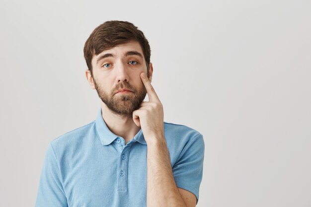 Retrato barbudo de um jovem com camiseta azul