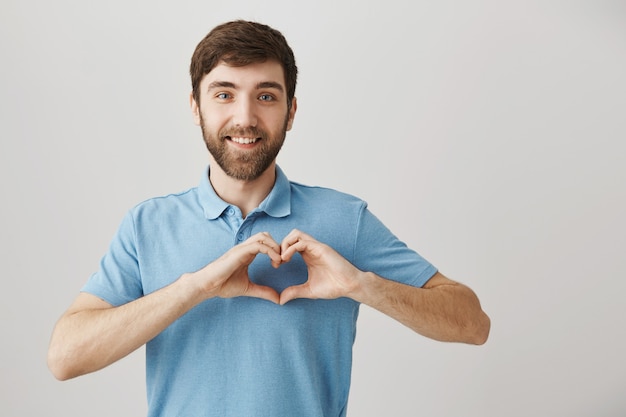 Retrato barbudo de um jovem com camiseta azul