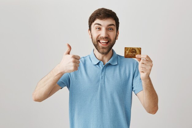 Retrato barbudo de um jovem com camiseta azul