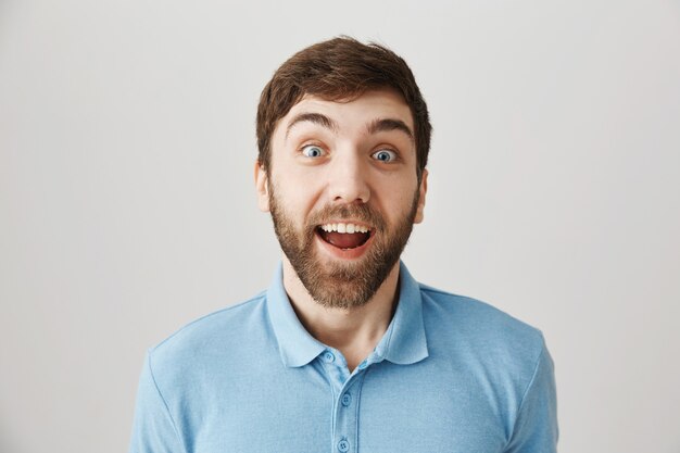 Foto grátis retrato barbudo de um jovem com camiseta azul