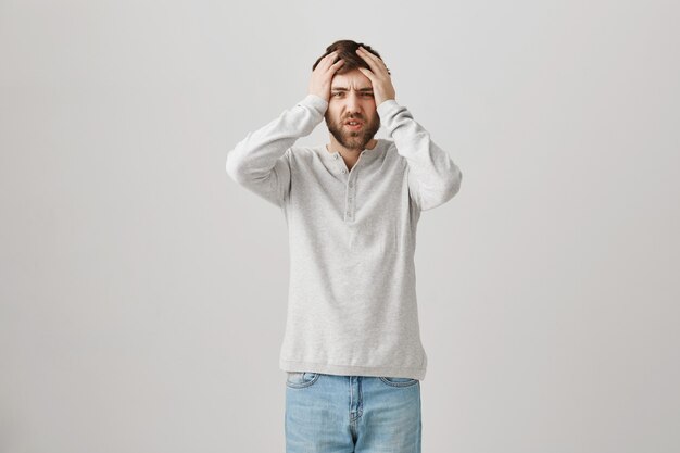 Retrato barbudo de um jovem com uma blusa branca