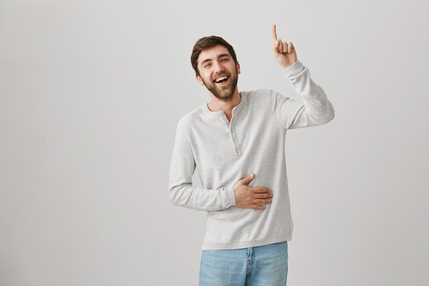 Retrato barbudo de um jovem com uma blusa branca