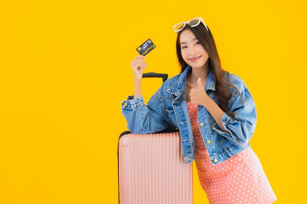 Retrato bela jovem asiática com mala de viagem bagagem com passaporte e bilhete de embarque