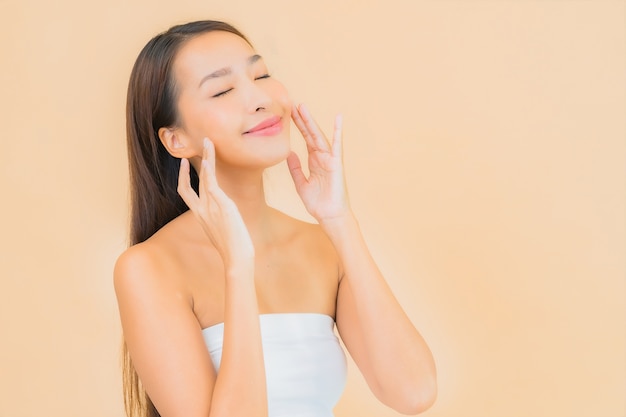 Retrato bela jovem asiática em spa com maquiagem natural em bege