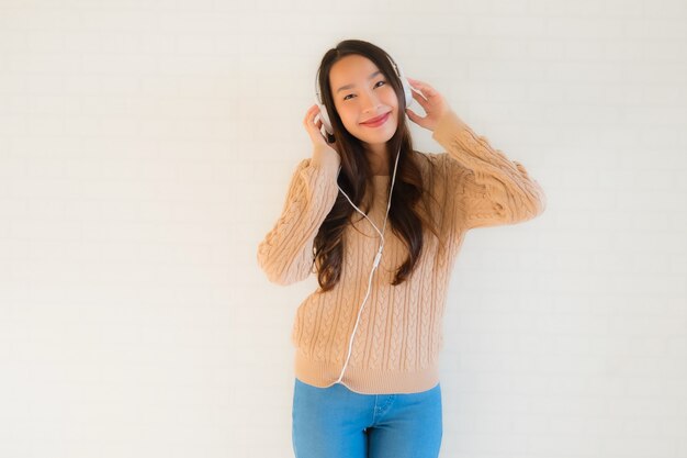 Retrato bela jovem asiática feliz desfrutar com ouvir música