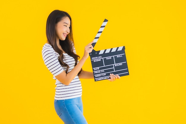 Foto grátis retrato bela jovem asiática mostrar badalo placa de filme