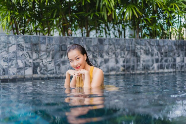 Retrato bela jovem asiática relaxar lazer ao redor da piscina
