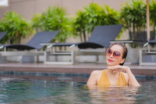 Retrato bela jovem asiática relaxar lazer ao redor da piscina