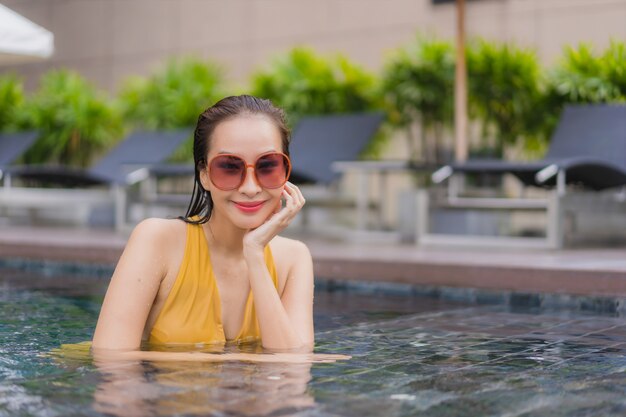 Retrato bela jovem asiática relaxar lazer ao redor da piscina