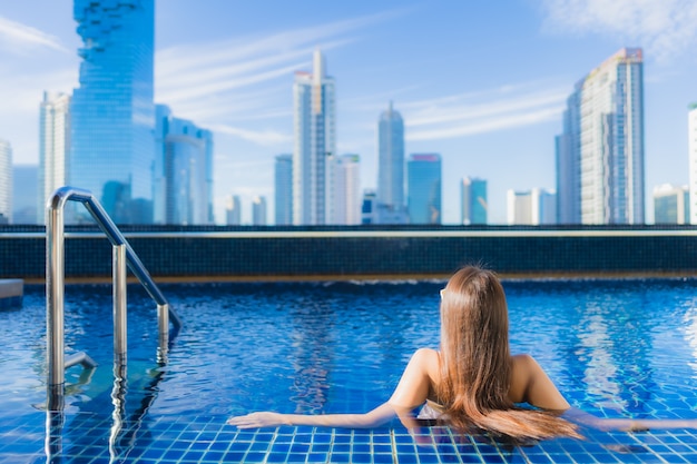 Retrato bela jovem asiática relaxar lazer desfrutar em torno da piscina ao ar livre